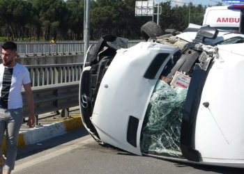 Tur minibüsü devrildi; yaralılar var