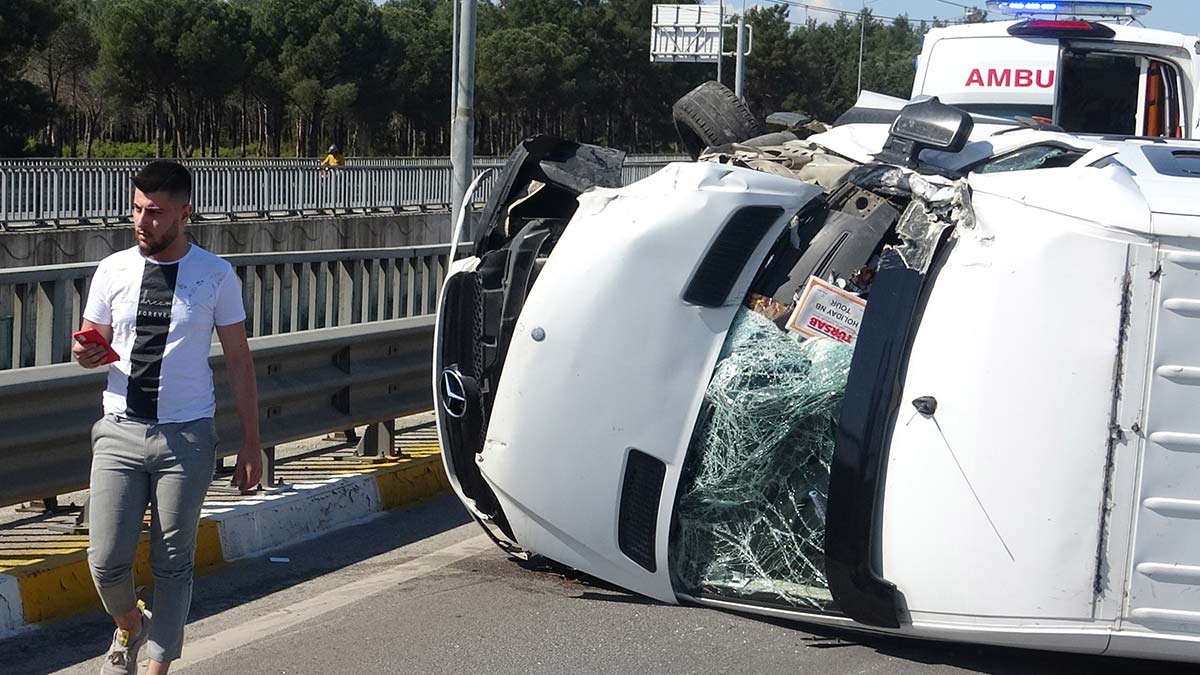 Tur minibüsü devrildi; yaralılar var