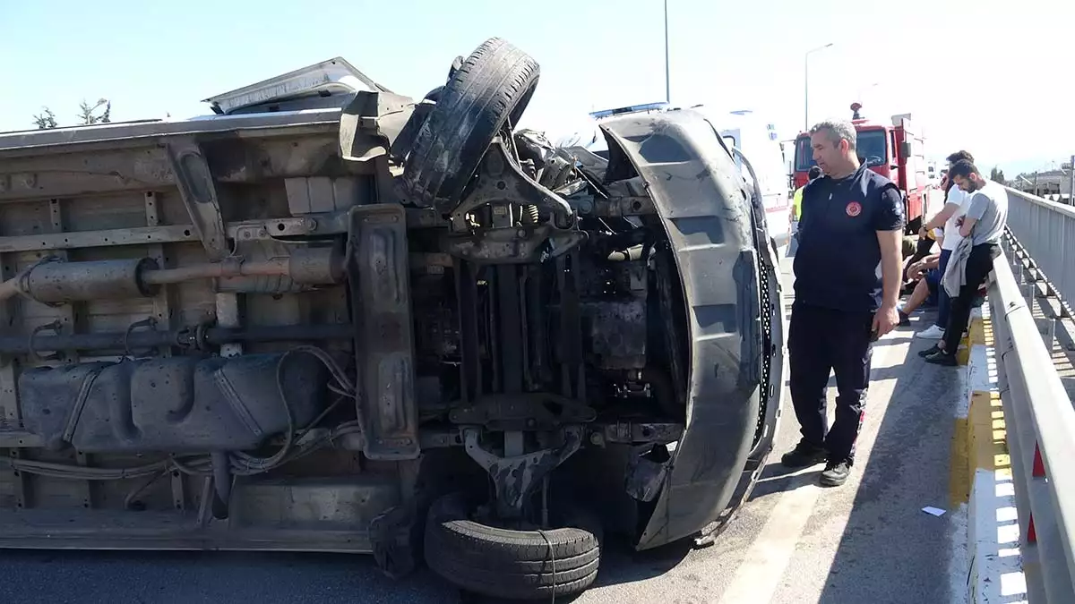 Antalya'da kamyona arkadan çarpan tur minibüsü devrildi, iraklı 9 turist hafif yaralandı. İki sürücü gözaltına alınırken, turistler midibüsün çok hızlı olduğunu öne sürdü.