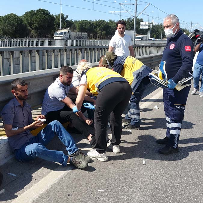 Tur minibüsü devrildi; yaralılar var