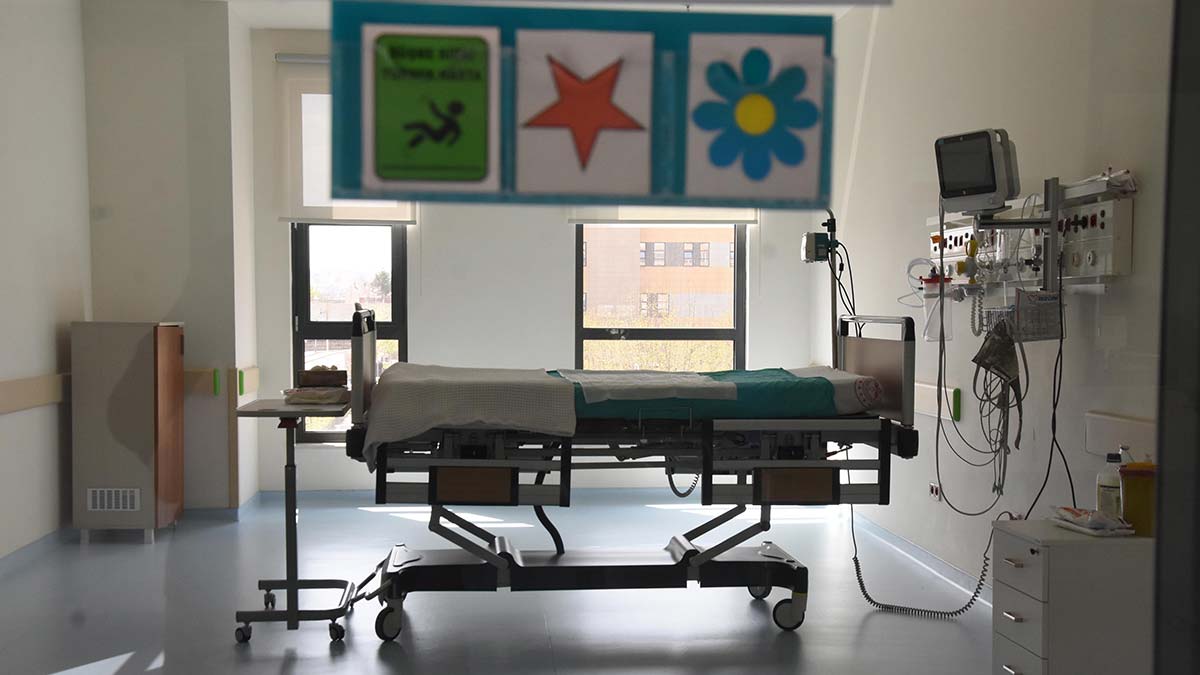 Sağlık Bakanlığı verilerine göre vaka sayısı en yoğun olan iller arasında son 1 aydır zirvede yer alan Eskişehir’in pandemi tedavisi uygulanan hastanelerdeki koronavirüs yoğun bakım servisleri azalan vakalarla birlikte kapatıldı.