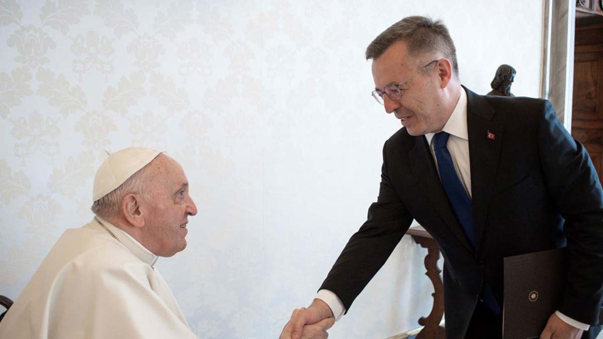 Vatikan büyükelçisi'ni papa francis kabul etti
