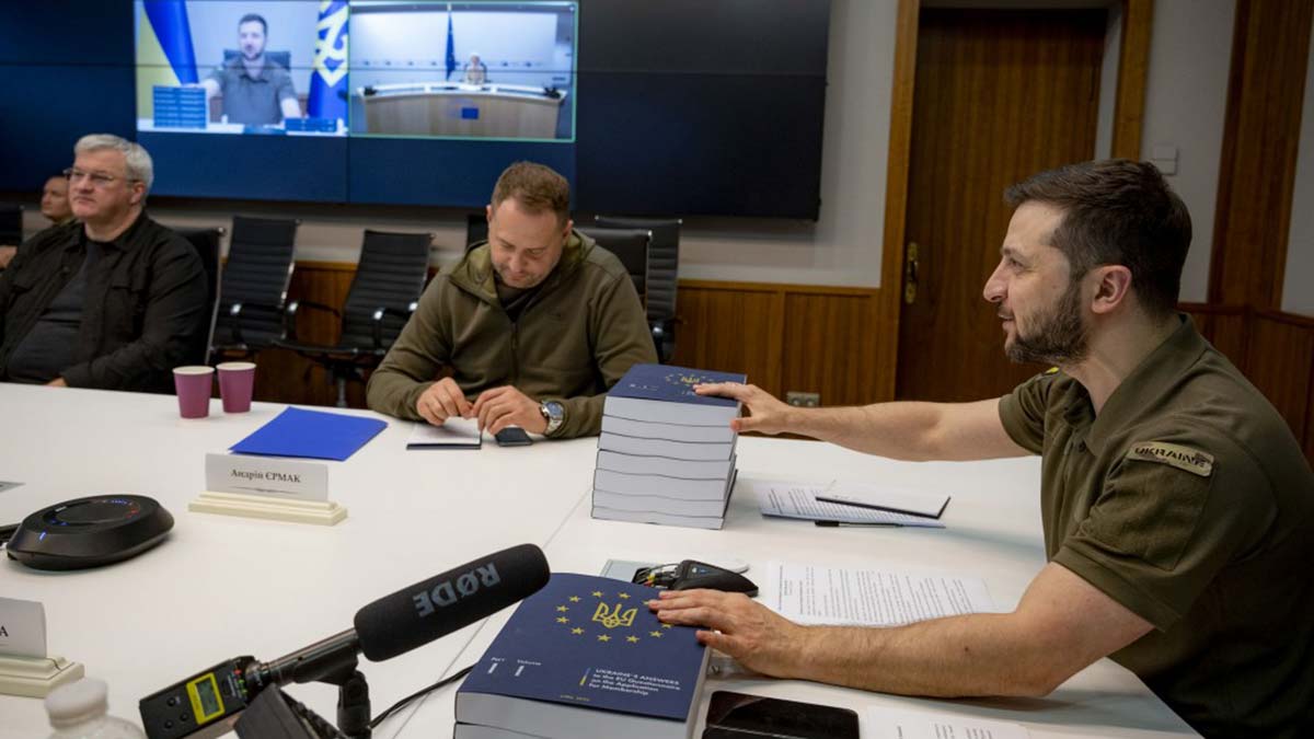 Avrupa Birliği'ne katılım anketi teslim edildi