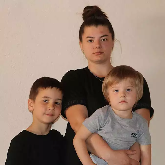 Rusya-ukrayna savaşı nedeniyle ülkesinden kaçan 27 yaşındaki anne albina leontieva iki çocuğuyla türkiye'ye geldi.