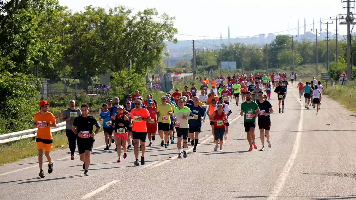 Edirne’de balkan ülkeleri dostluk grubu gençlik ve spor kulübü derneği'nin düzenlediği 7'nci uluslararası edirne maratonu koşuldu.