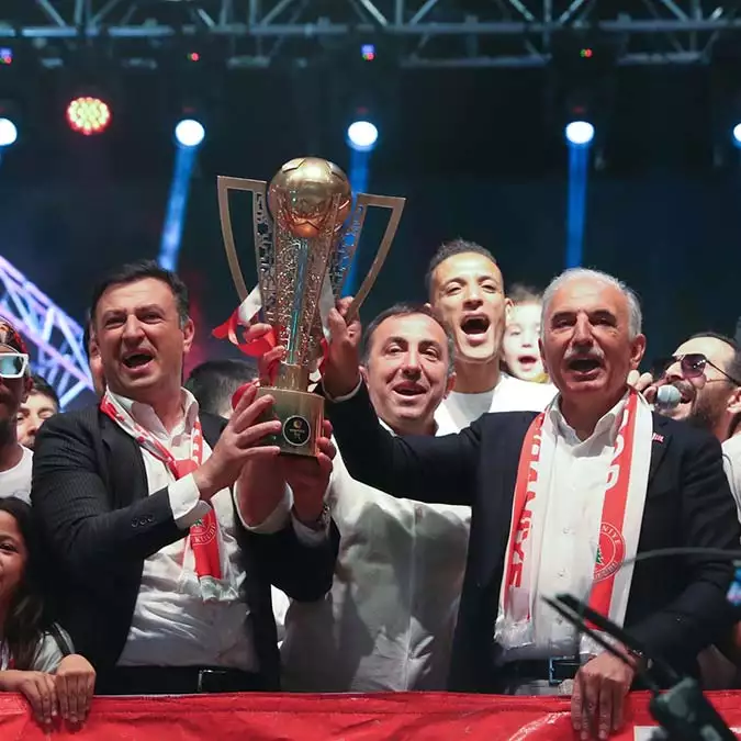 Ümraniyespor şampiyonluğunu kutladı