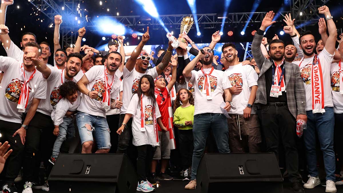 Tarihinde ilk kez Süper Lig’e yükselen Bereket Sigorta Ümraniyespor şampiyonluğunu kutladı. Yüzlerce kişinin katıldığı kutlamada takımın teknik heyeti ve taraftarlar, üstü açık otobüsle Ümraniye’yi gezen futbolcuları, meydanda kurulan alanda coşkuyla karşıladı.