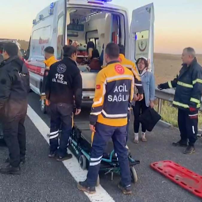 Niğde'de üniversite öğrencilerini taşıyan otobüs devrildi