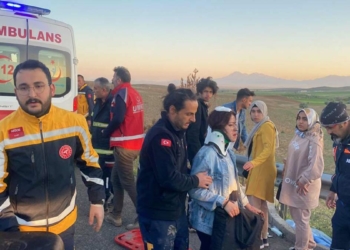 Niğde'de üniversite öğrencilerini taşıyan otobüs devrildi