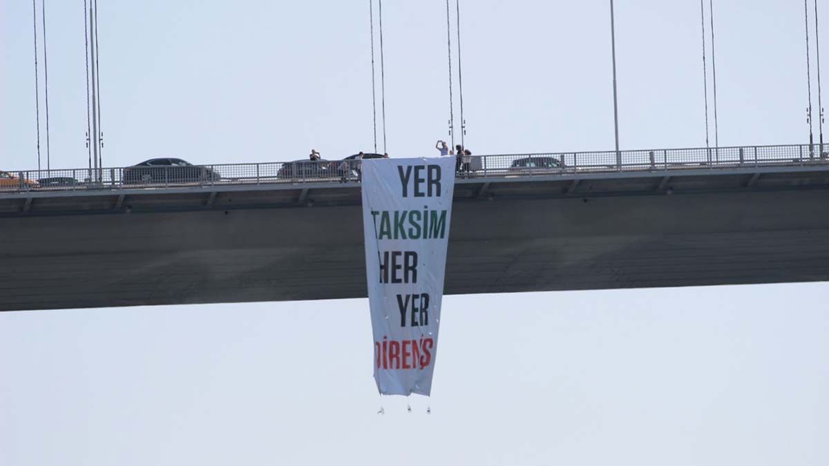 TİP Milletvekilleri ile polis arasında pankart arbedesi