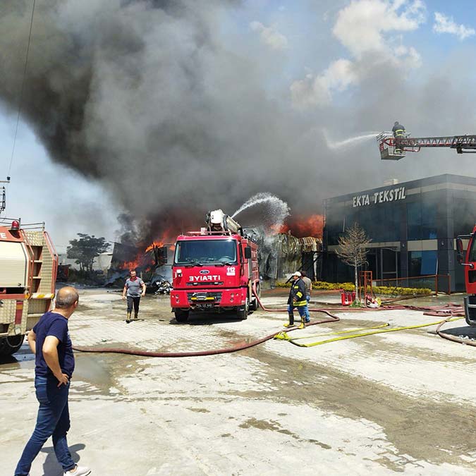 Paspas ipliği üretimi yapan fabrikada yangın