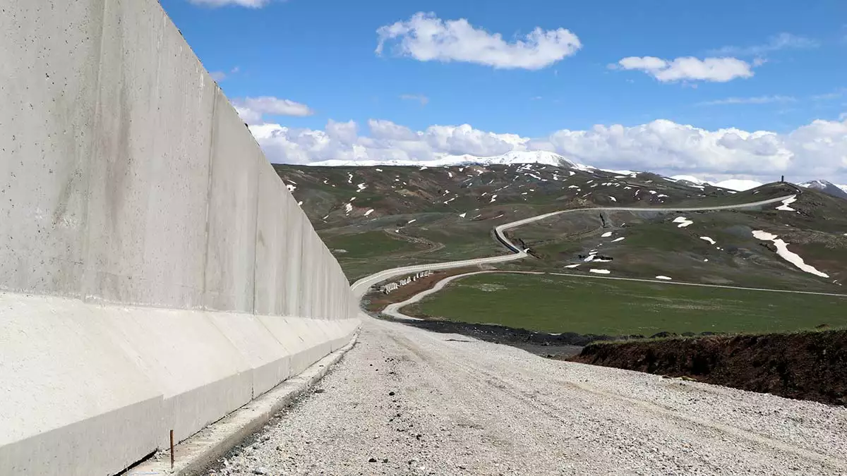 Van'ın i̇ran sınırındaki çaldıran ilçesinde yasa dışı geçişlerin engellenmesi için geçen yıl başlatılan modüler beton duvar çalışmaları devam ediyor.