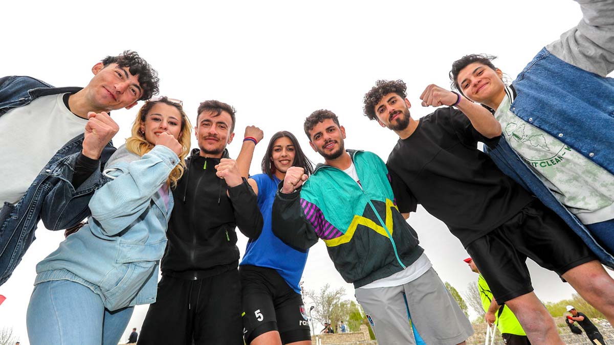 Van'da, İpekyolu Belediyesi ve Yüzüncü Yıl Üniversitesi’nin organizasyonuyla Survivor formatında, Univivor yarışması düzenlendi. 16 yaş ve üzeri 4 kişilik gruplar halinde yapılan yarışmada 46 genç, kıyasıya mücadele etti.