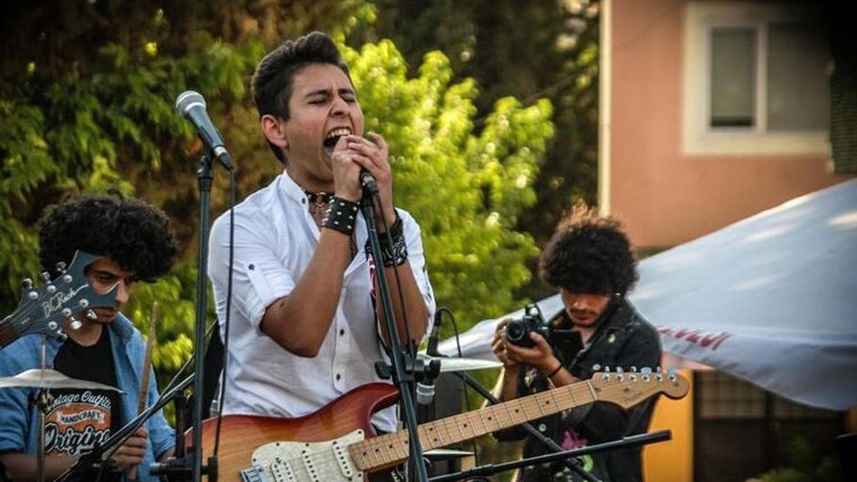 İşitme kaybı yaşayan Yalın müzikle duymaya başladı