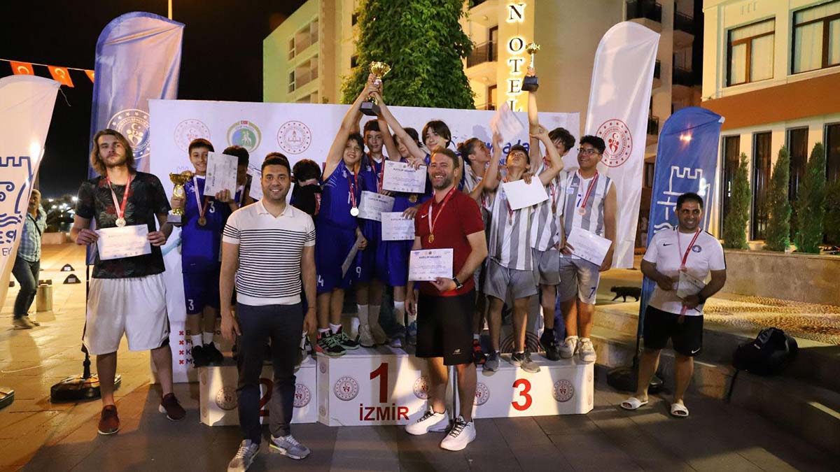 Çeşme'de 16 yıl aradan sonra yeniden başlayan Yarımada Spor Oyunları, Çeşme Belediyesi'nin ev sahipliğinde 4'üncü kez gerçekleştirildi.