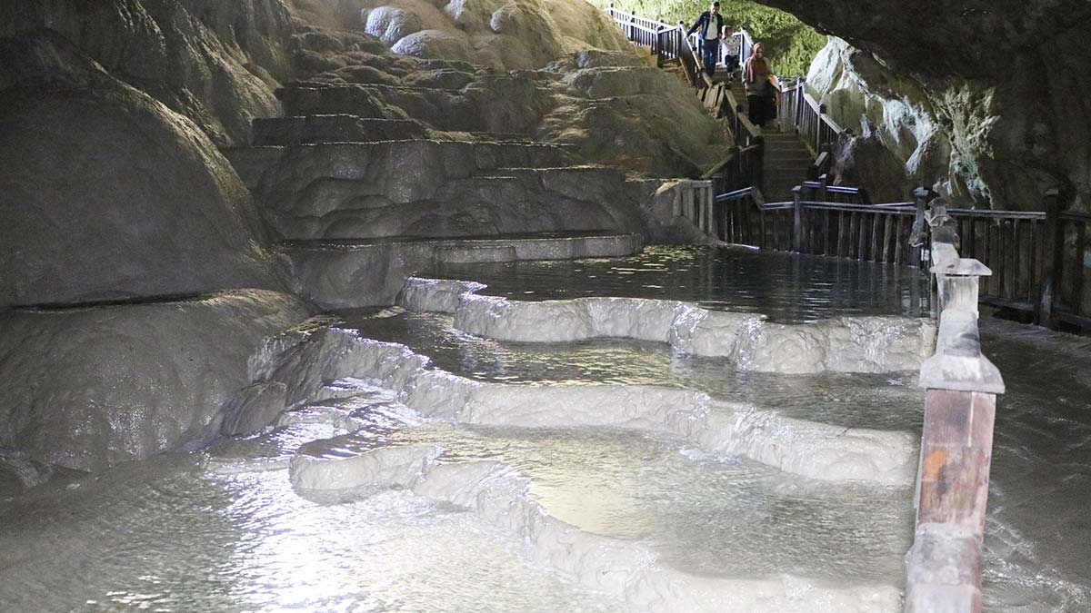 Denizli'nin Honaz ilçesinde 'Yer altındaki gizli Pamukkale' olarak bilinen Kaklık Mağarası, Pamukkale'deki gibi beyaz traverten oluşumlarıyla dikkat çekiyor.