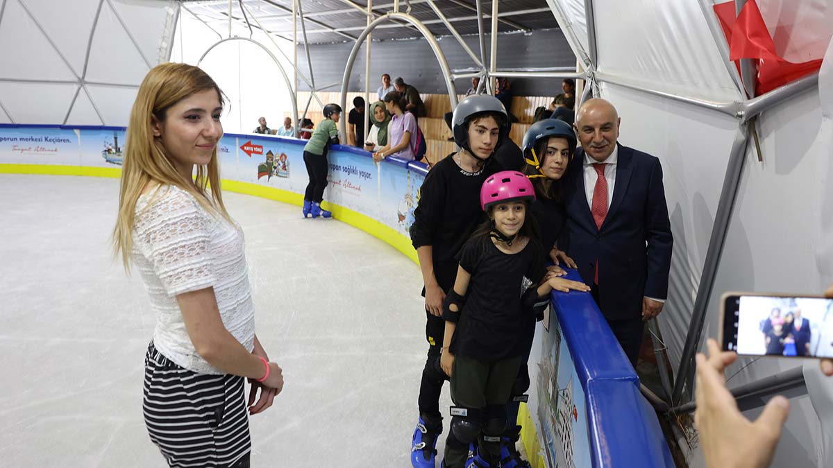 Ahmet Çalık Buz Pateni Pisti'ne çocukların ilgisi arttı