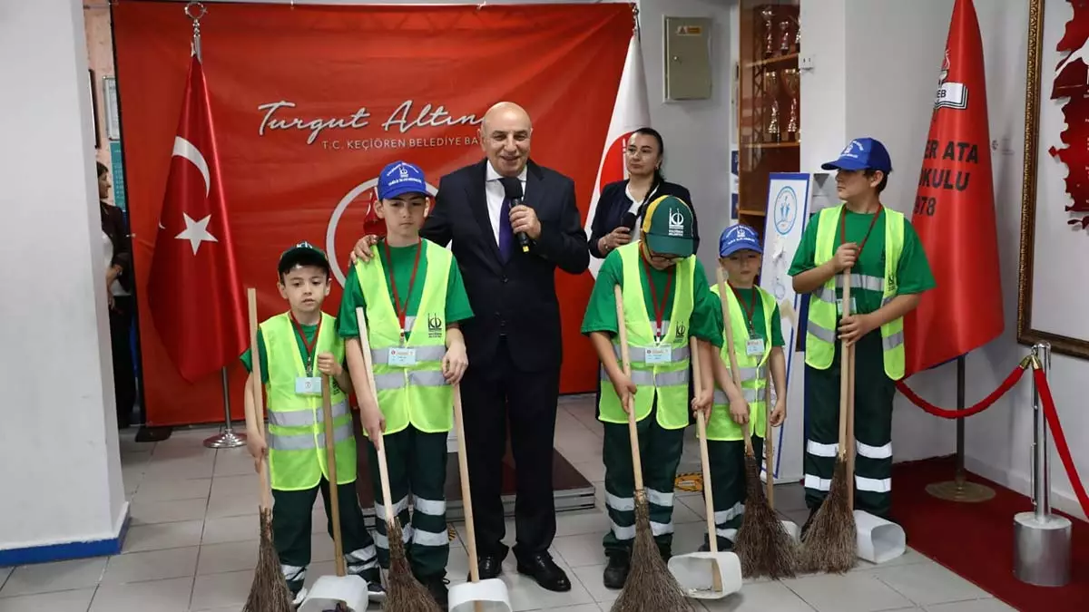 Keçiören belediyesi tarafından ilçedeki keçiören önder ata i̇lkokulu’nda dünya çevre günü dolayısıyla farkındalık etkinliği düzenlendi. Etkinlikte turgut altınok öğrencilerle mıntıka temizliğine katıldı.