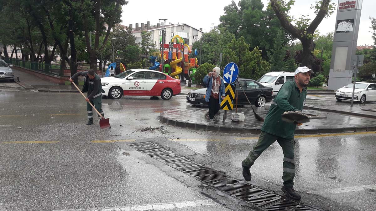 Sağanak yağış Keçiören'de zor anlar yaşattı