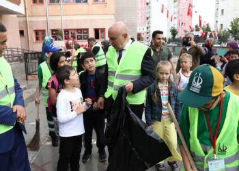 Turgut Altınok öğrencilerle mıntıka temizliğine katıldı