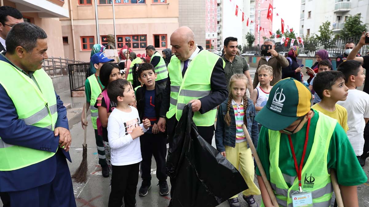 Turgut Altınok öğrencilerle mıntıka temizliğine katıldı