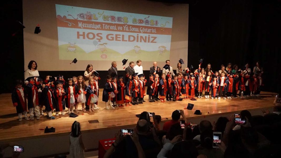 Gül Kreş Adası'nın minikleri mezun oldu