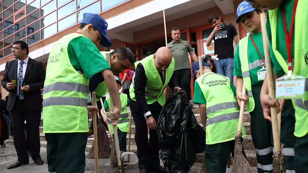 Turgut altınok öğrencilerle mıntıka temizliğine katıldı