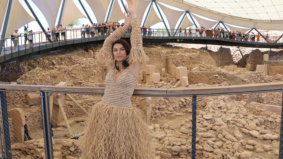 12 bin yıllık Göbeklitepe'de moda çekimi yapıldı