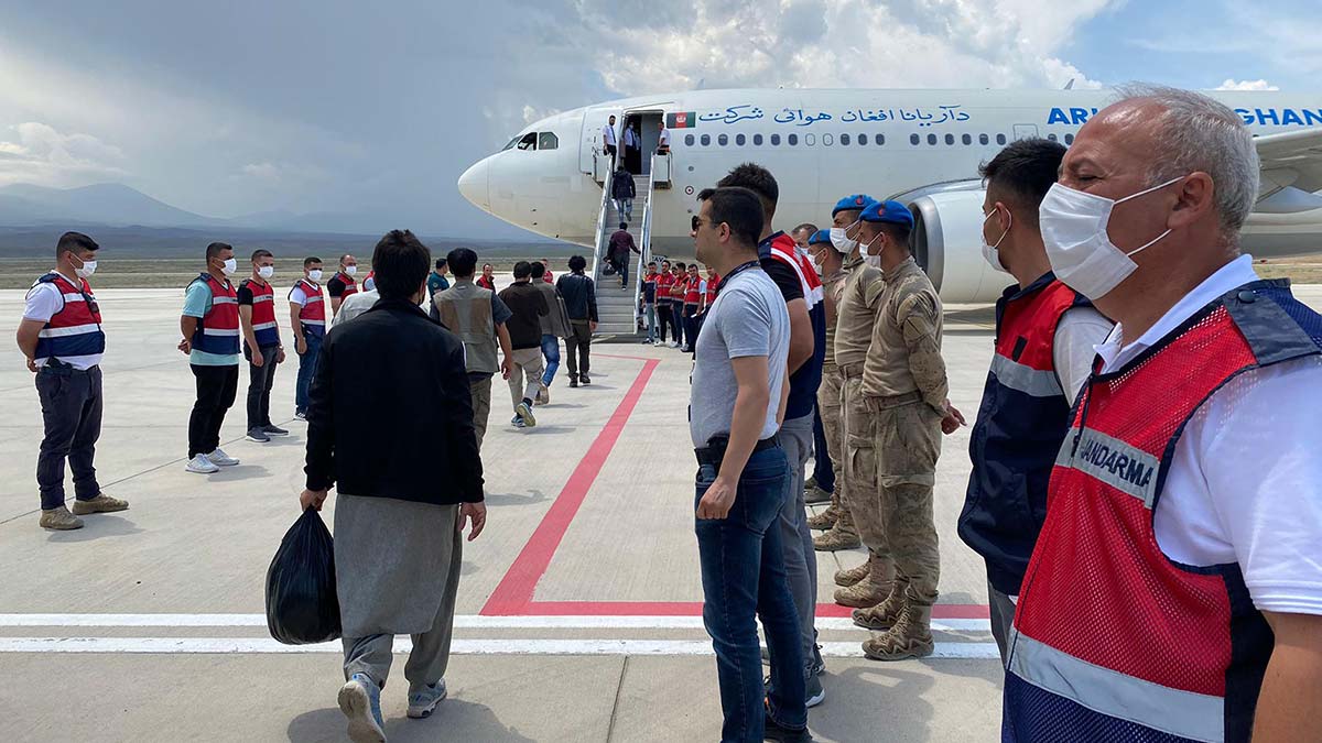 1237 Afgan kaçak göçmen ülkesine gönderildi