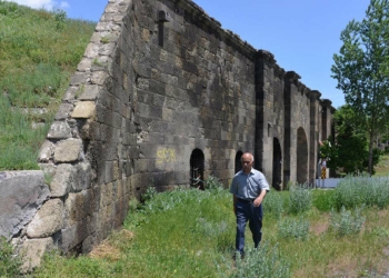 Erzurum'u saldırılardan korumak için 158 yıl önce yaptırılan 9 kapı arasında ayakta kalanlardan Kavakkapı definecilerin saldırısına uğradı.