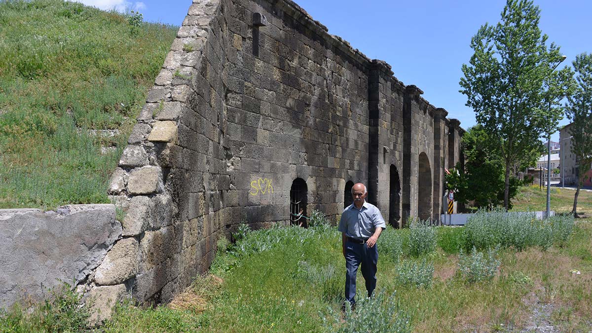 Erzurum'u saldırılardan korumak için 158 yıl önce yaptırılan 9 kapı arasında ayakta kalanlardan Kavakkapı definecilerin saldırısına uğradı.