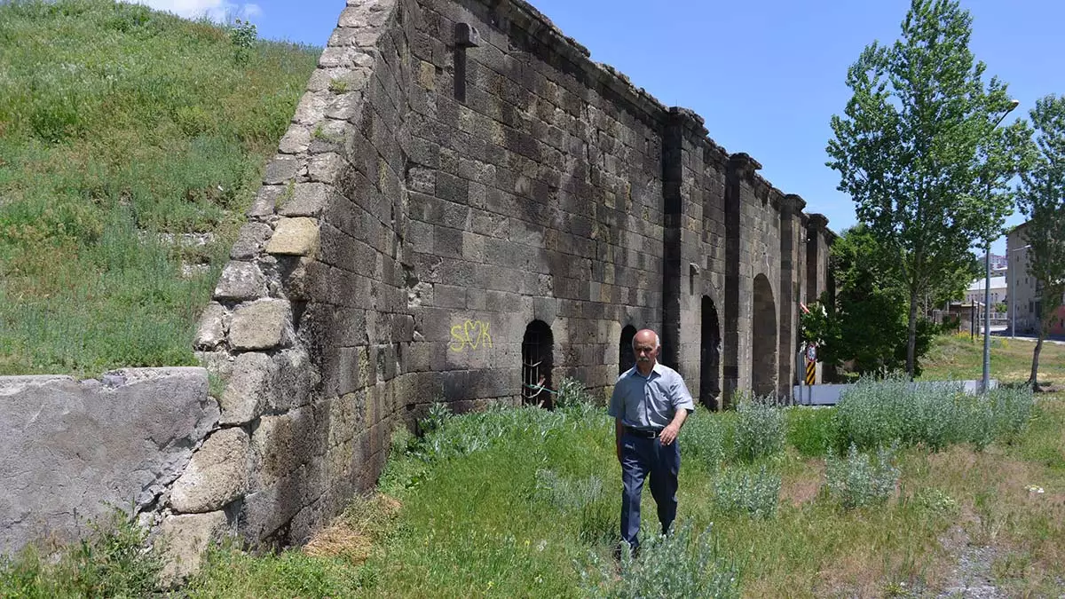 Erzurum'u saldırılardan korumak için 158 yıl önce yaptırılan 9 kapı arasında ayakta kalanlardan kavakkapı definecilerin saldırısına uğradı.