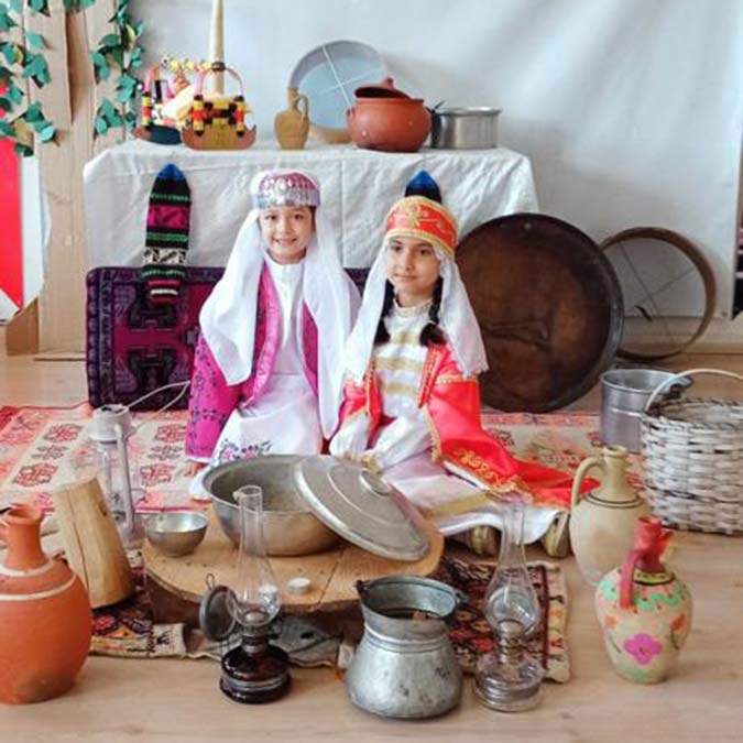 Kırıkkale Hasan Ali Yücel İlkokulunda görev yapan sınıf öğretmeni Zeynep Bozer öğrencilerine masal anlatma eğitimi verdi.