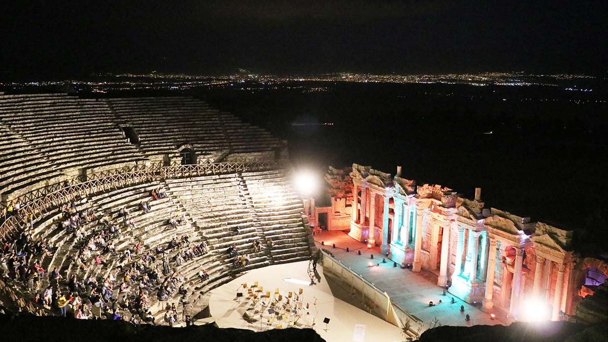 Denizli'nin pamukkale ilçesinde, unesco dünya kültür mirası listesi'ndeki hierapolis antik tiyatrosu'nda, orkestra akademik başkent'in filarmoni orkestrası konser verdi.