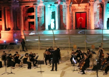 Antik tiyatroda filarmoni orkestrası konseri
