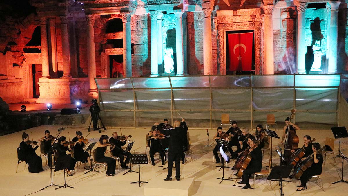 Antik tiyatroda filarmoni orkestrası konseri