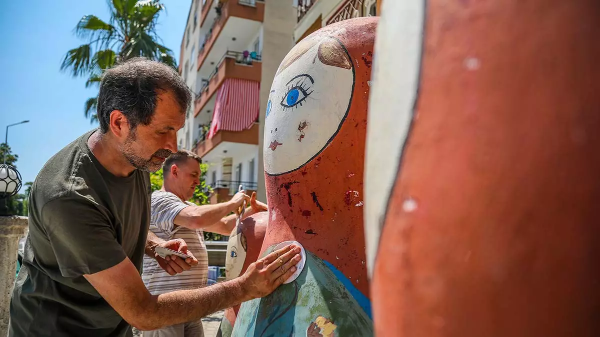 Zarar verilen matruşka bebekleri 2 rus sanatçı onarıyor