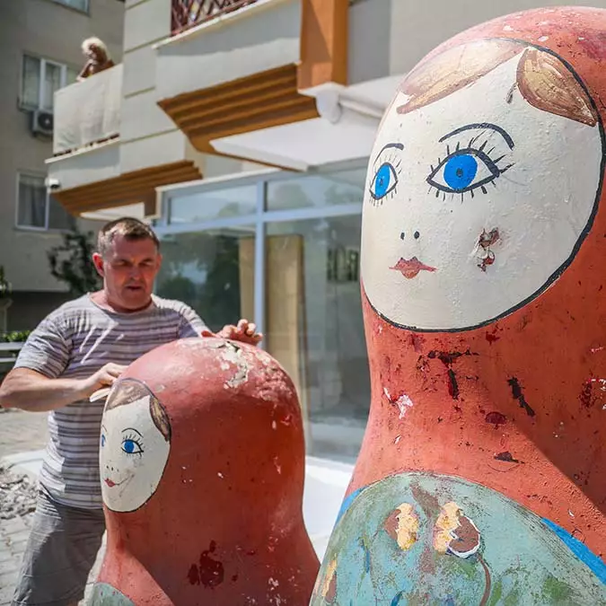 Antalya'nın konyaaltı ilçesinde, 8 yıl önce açılan dostluk parkı'ndaki rusların geleneksel oyuncak bebek türü matruşka bebekler saldırıya uğradı, zarar verilen matruşka bebekleri 2 rus sanatçı onarıyor.