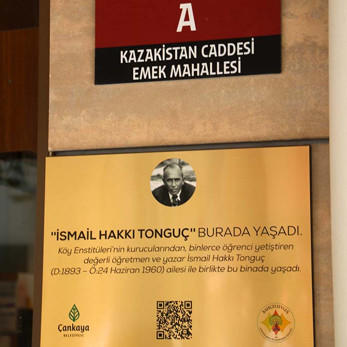 Çankaya Belediyesi, ilçede yaşamış ve topluma değer katmış yazar, şair ve sanatçıların isimlerinin yazılı olduğu plakaları yaşadıkları binalara yerleştirerek ölümsüzleştirdi.