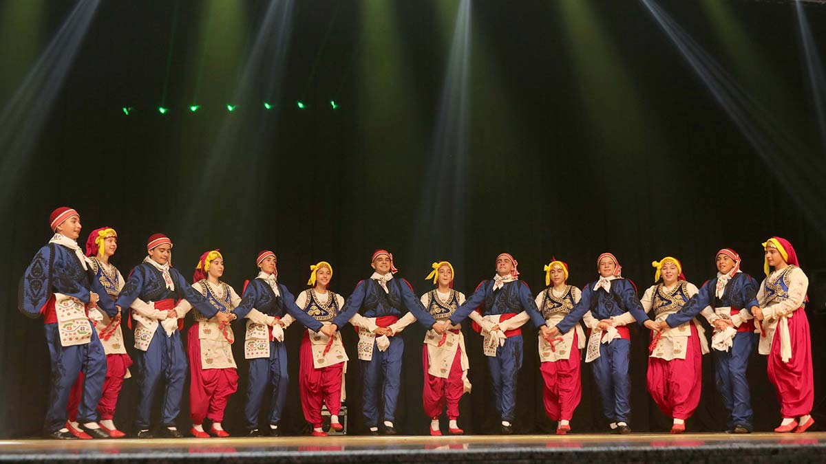 Çankaya belediyesinin dünya şampiyonu halk dansları topluluğu meb şura salonu’nda verdiği “renkler” gösterisiyle ankaralıları büyüledi.  