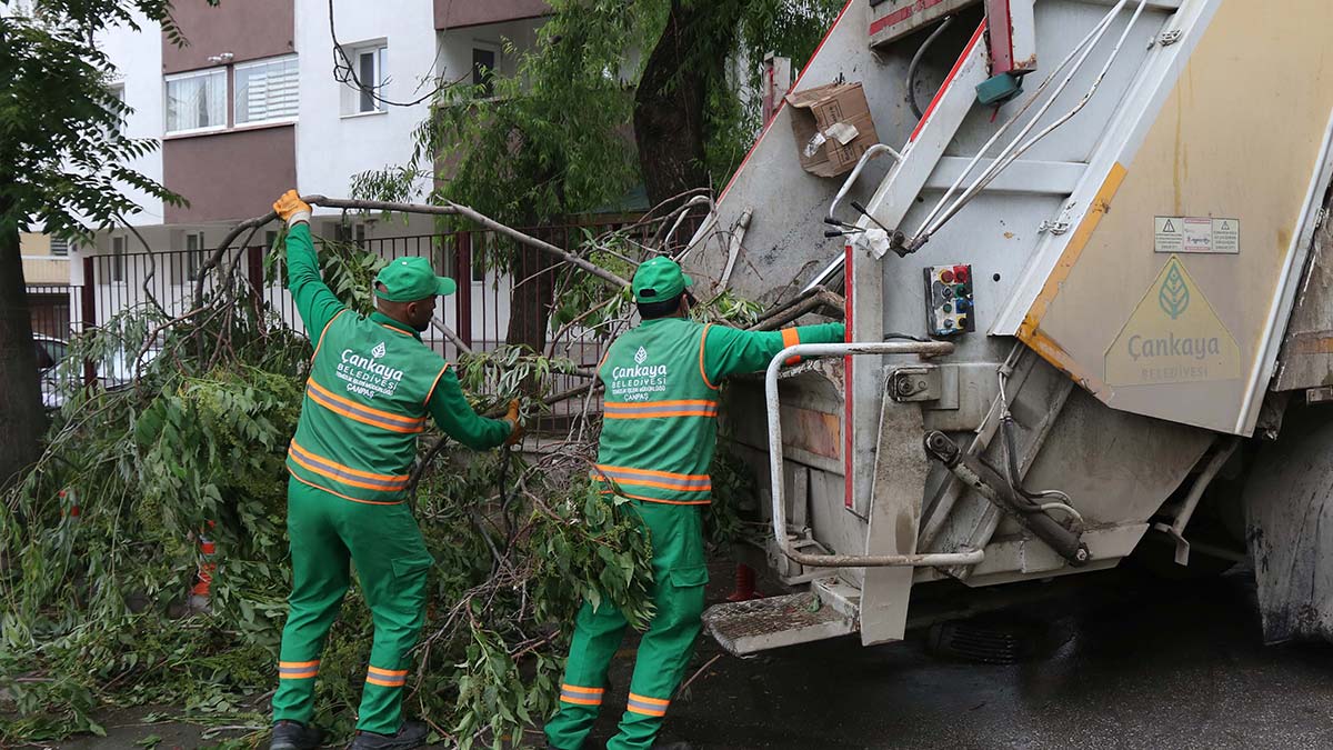 Ankara'da etkili olan yağış sonrası temizlik