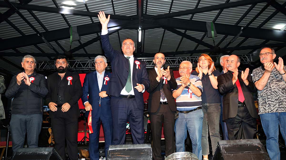 Aşıkpaşa Kapalı Pazar Yeri Kubat'ın verdiği konserle halkın hizmetine sunuldu. Kubat, verdiği konserle vatandaşlara müzik keyfi yaşattı.