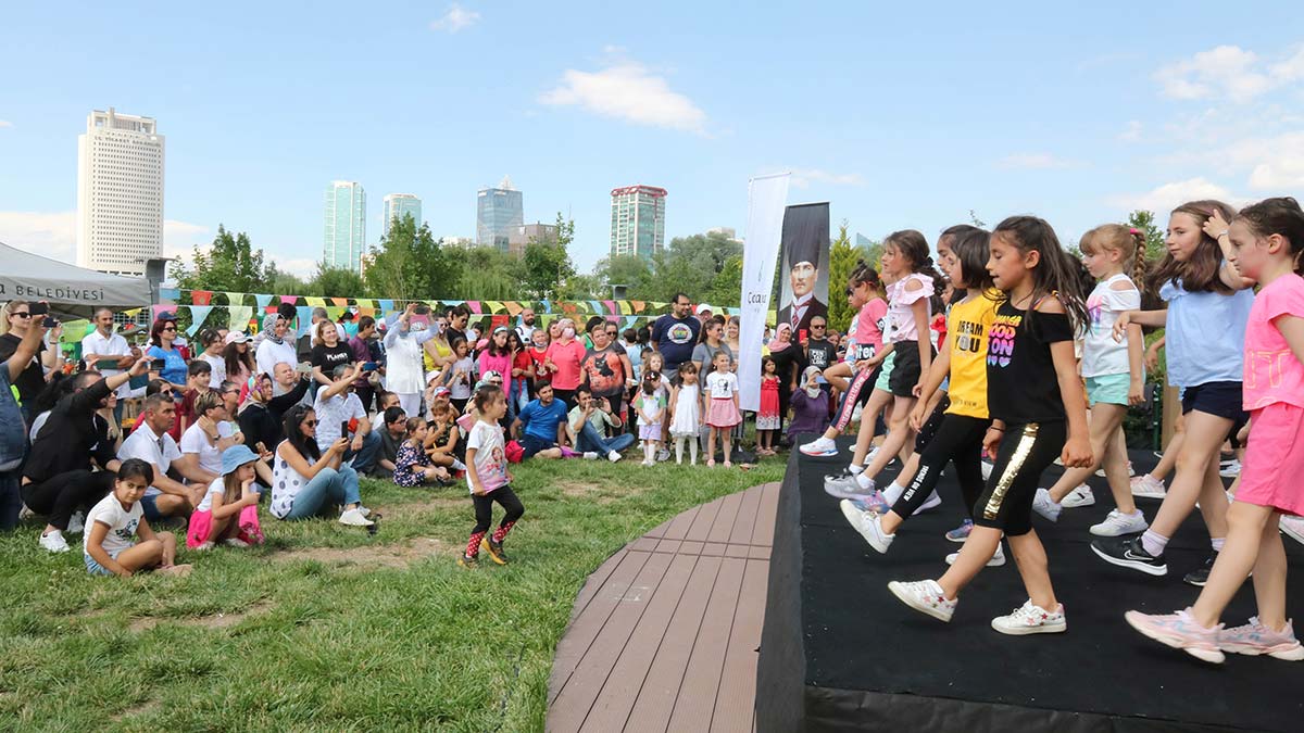 Çankaya Belediyesi, 2021-2022 eğitim-öğretim yılının sona ermesiyle birlikte ilk ve ortaokul öğrencilerine Karne Şenliği düzenledi.