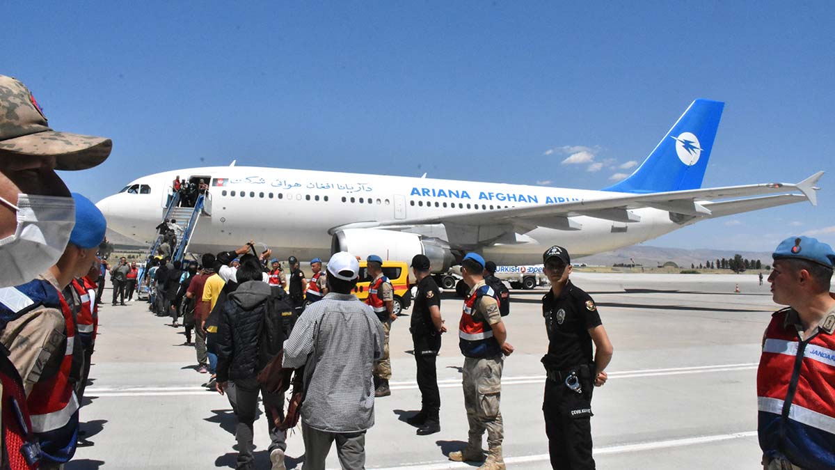 227 kaçak göçmen ülkelerine gönderildi