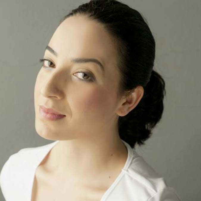 Sinema ve televizyonda yer aldığı yapımlarda performans ile beğeni toplayan başarılı oyuncu Asiye Dinçsoy ile beraberiz. Kendisine oyunculuk serüveninden Güldür Güldür'e ve diğer projelerine, hayallerine ve daha bir çok sorumuza samimiyetle cevap verdi.