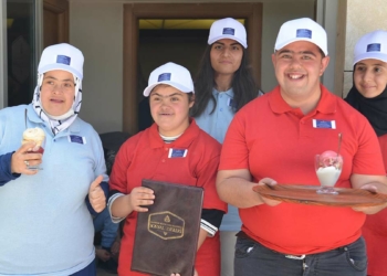 5 engelli sosyal tesislerde 1 gün garsonluk yaptı