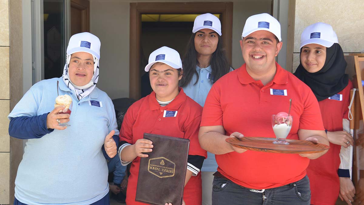 5 engelli sosyal tesislerde 1 gün garsonluk yaptı