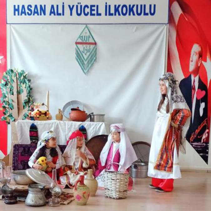 Kırıkkale Hasan Ali Yücel İlkokulunda görev yapan sınıf öğretmeni Zeynep Bozer öğrencilerine masal anlatma eğitimi verdi.