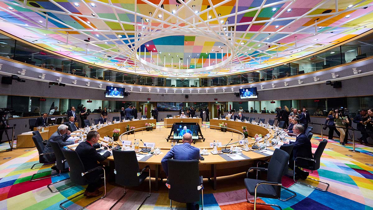 AB, Ukrayna'ya aday ülke statüsü verdi