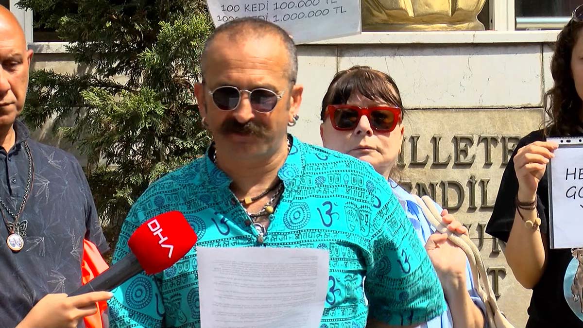 Adalar Belediyesi önünde hayvanseverlerden eylem